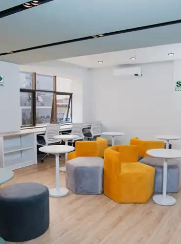 Espacios Premium flexibles en Chiclayo, oficinas de coworking compartidas para freelancers y emprendedores.